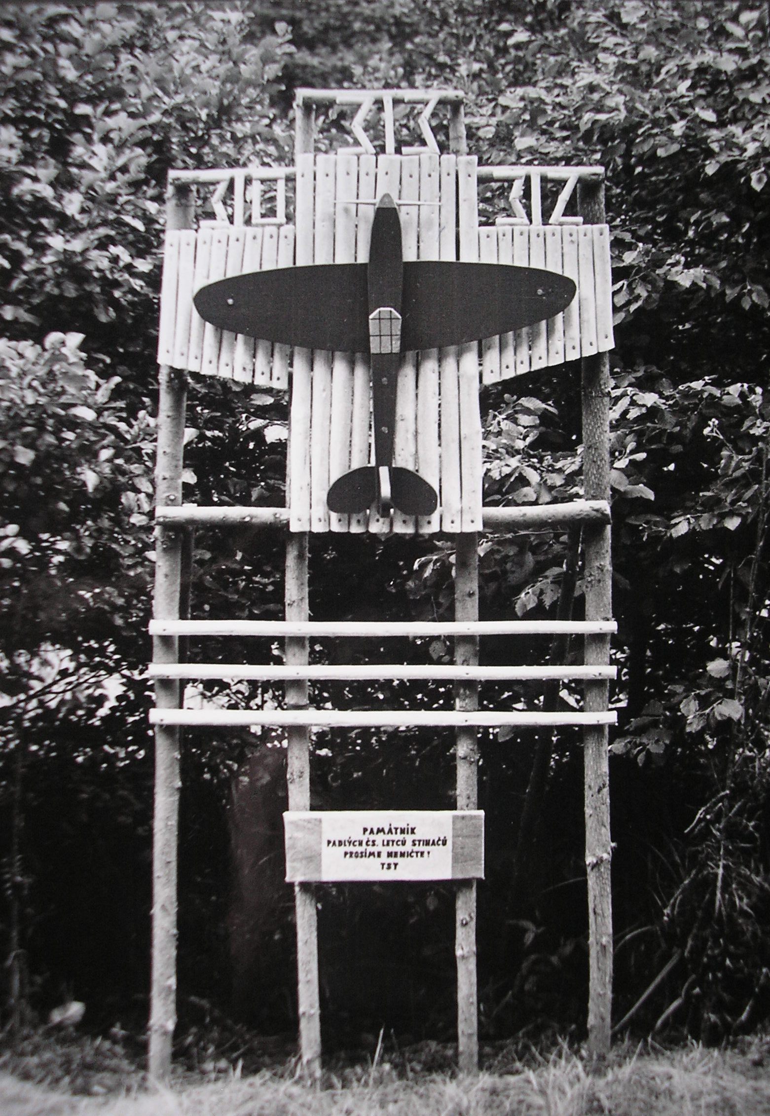 Pomník 310, 312 a 313 perutě RAF z roku 1978, později přibyly na křídla i britské znaky.jpg